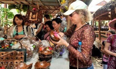 Làng dừa mỹ nghệ hấp dẫn du khách